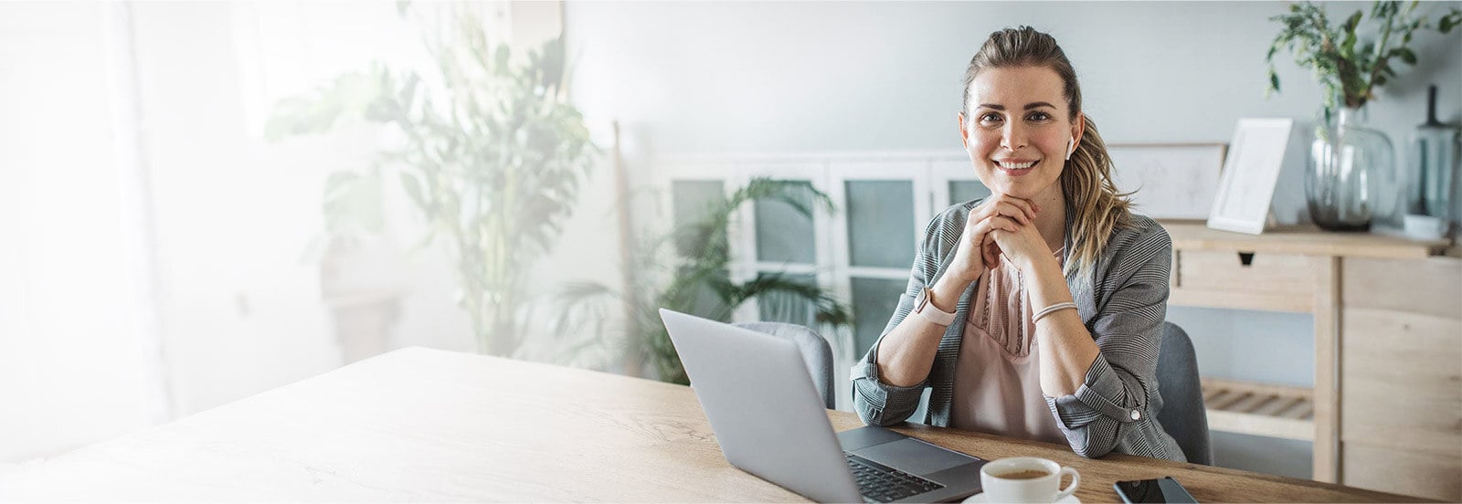 Mujer en escritorio con portatil